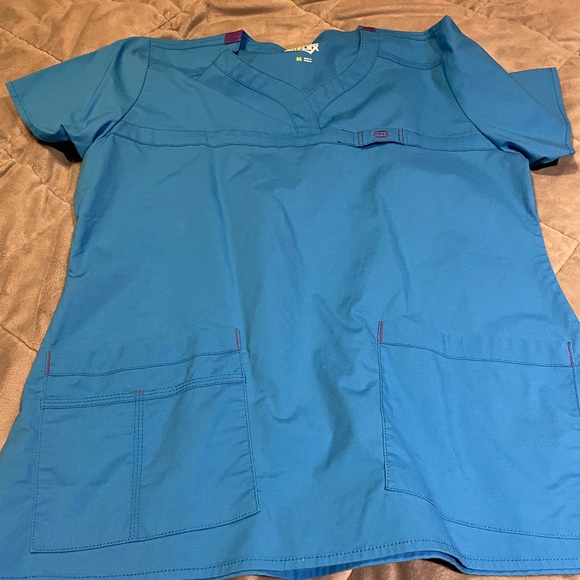 Women’s used scrub top med - Picture 1 of 1